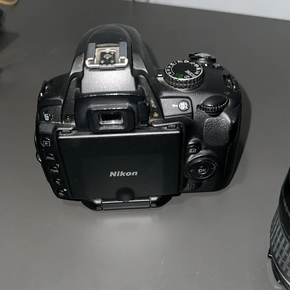 Nikon D5000 DSLR camera body and lens 18-55mm